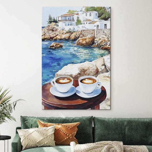 Zwei Tassen Kaffee auf einem Tisch neben einer Wasserfläche Zwei Tassen Kaffee auf einem Tisch neben einer Wasserfläche