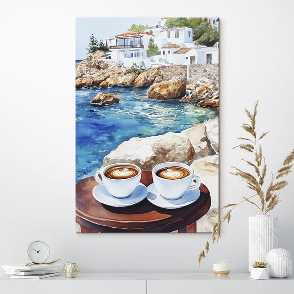 Zwei Tassen Kaffee auf einem Tisch neben einer Wasserfläche Zwei Tassen Kaffee auf einem Tisch neben einer Wasserfläche