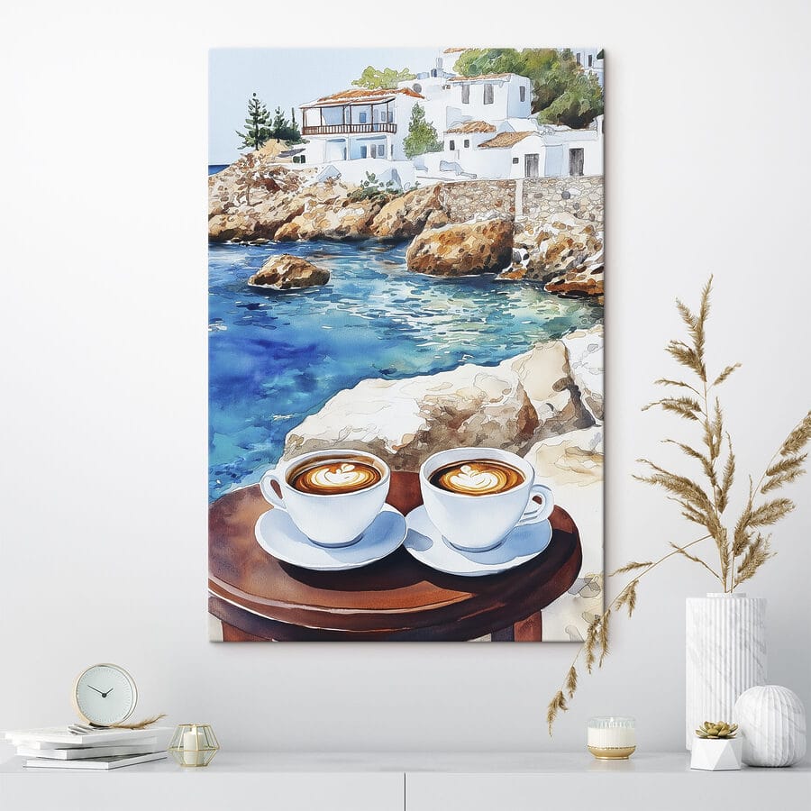 Zwei Tassen Kaffee auf einem Tisch neben einer Wasserfläche Zwei Tassen Kaffee auf einem Tisch neben einer Wasserfläche