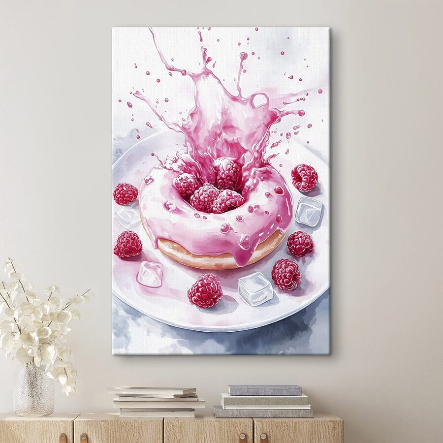 Donut mit rosa Zuckerguss und Himbeeren, die auf einen weißen Teller spritzen
