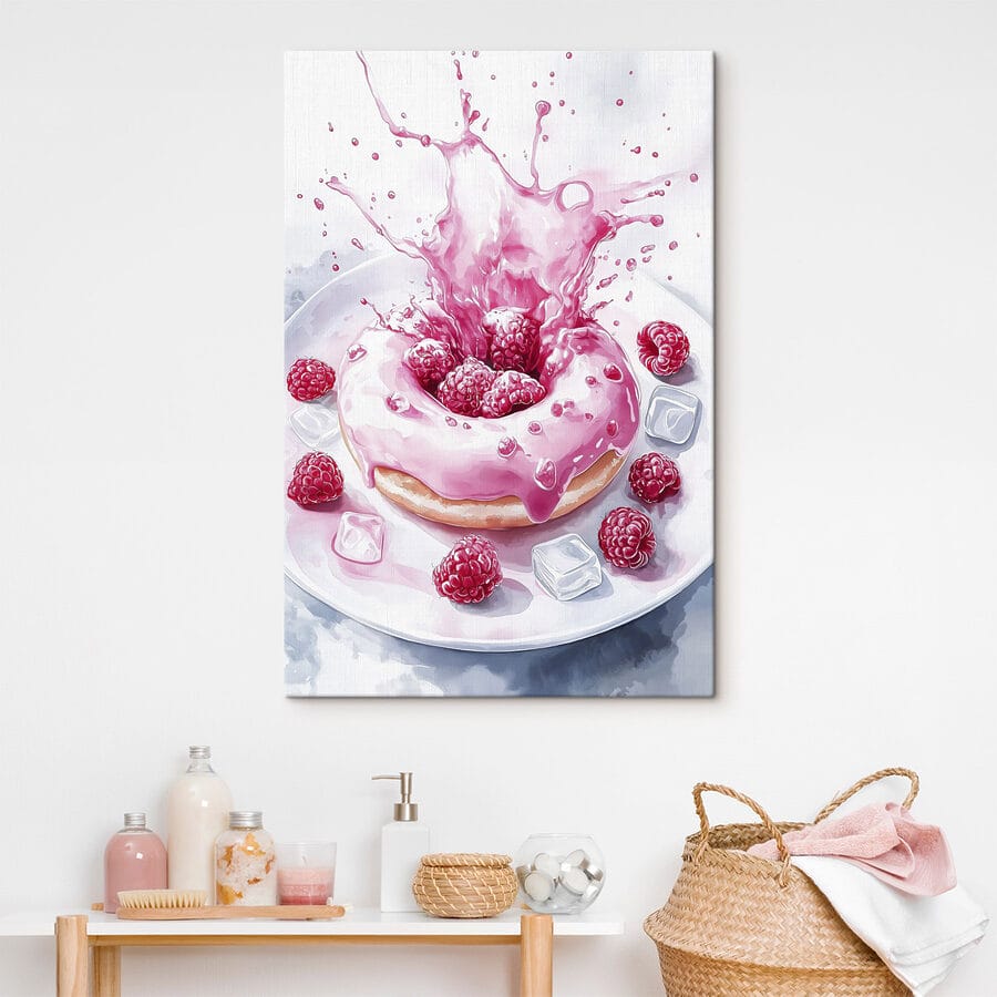 Donut mit rosa Zuckerguss und Himbeeren, die auf einen weißen Teller spritzen