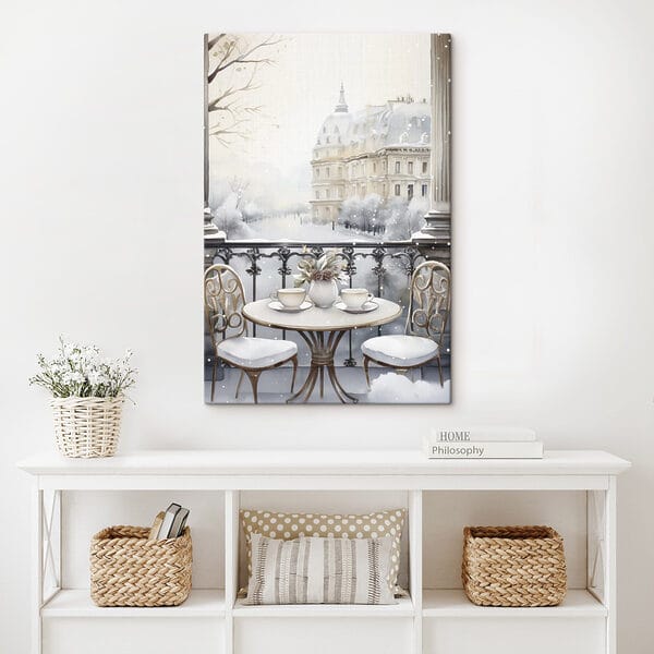 Tisch mit Tassen und einer Vase mit Blumen darauf mit einer Schneelandschaft Tisch mit Tassen und einer Vase mit Blumen darauf mit einer Schneelandschaft
