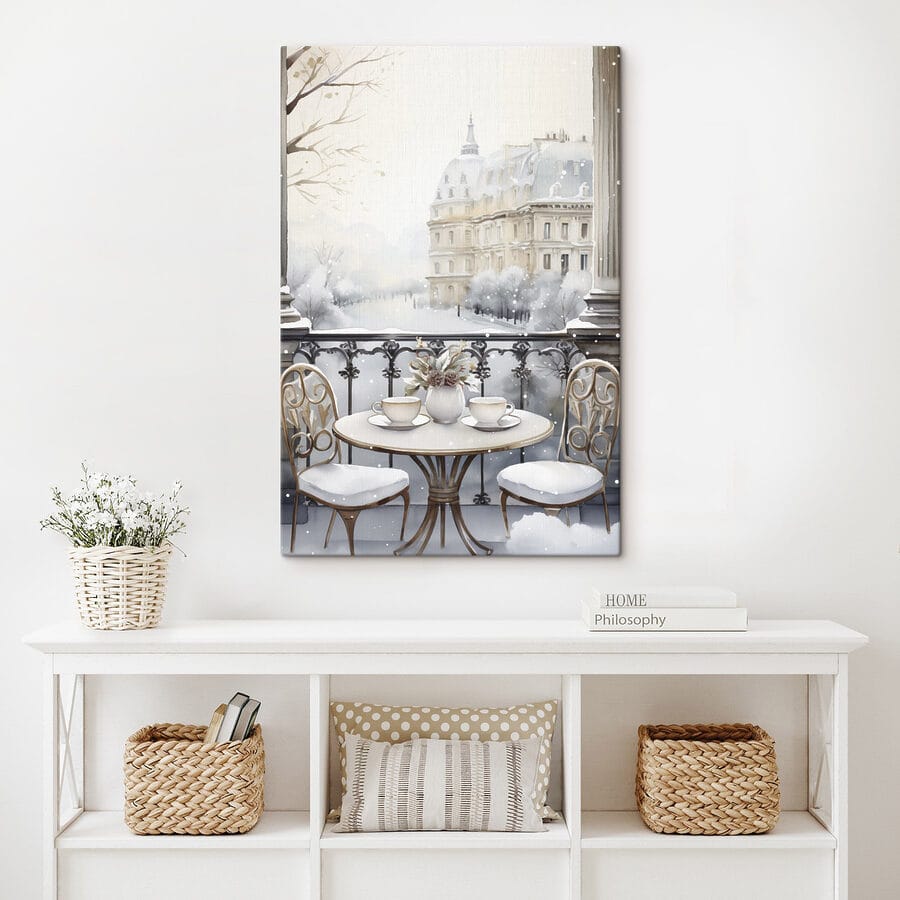 Tisch mit Tassen und einer Vase mit Blumen darauf mit einer Schneelandschaft
