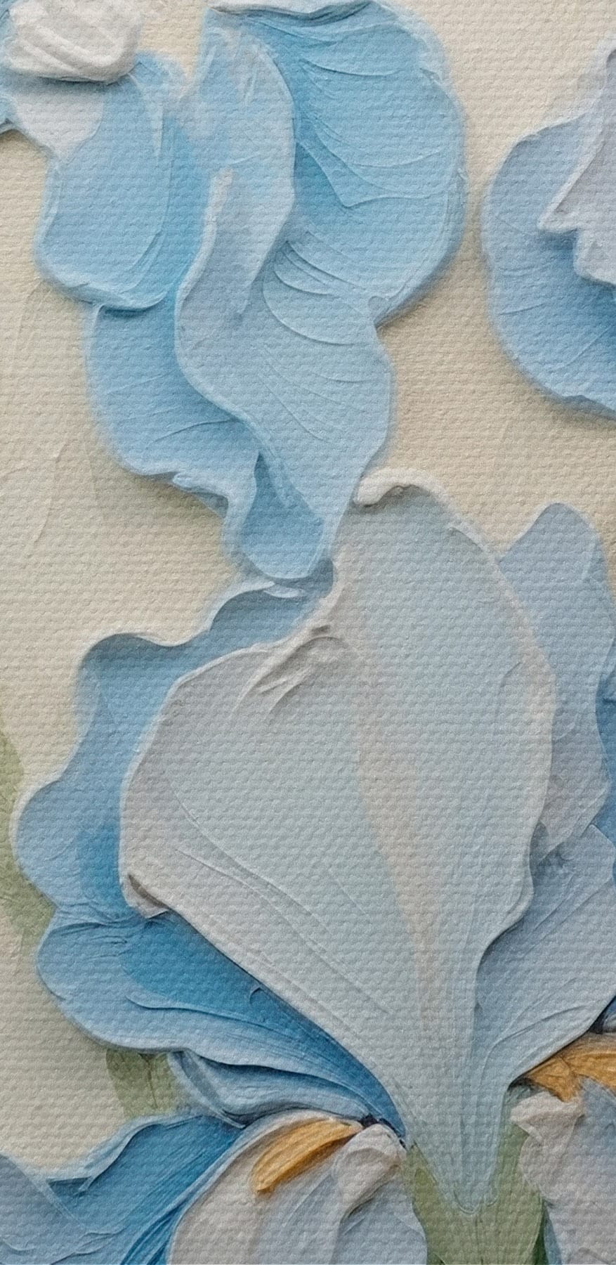 Gemälde mit Blumen an einer Wand