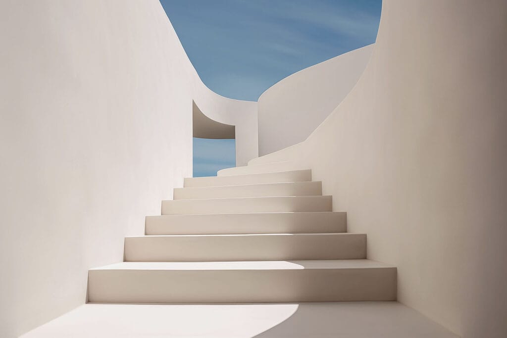 Weiße Treppe mit blauem Himmel Weiße Treppe mit blauem Himmel