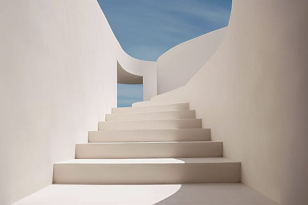 Weiße Treppe mit blauem Himmel Weiße Treppe mit blauem Himmel