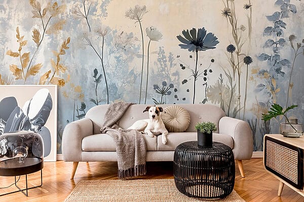Gemälde mit Blumen an einer Wand Gemälde mit Blumen an einer Wand