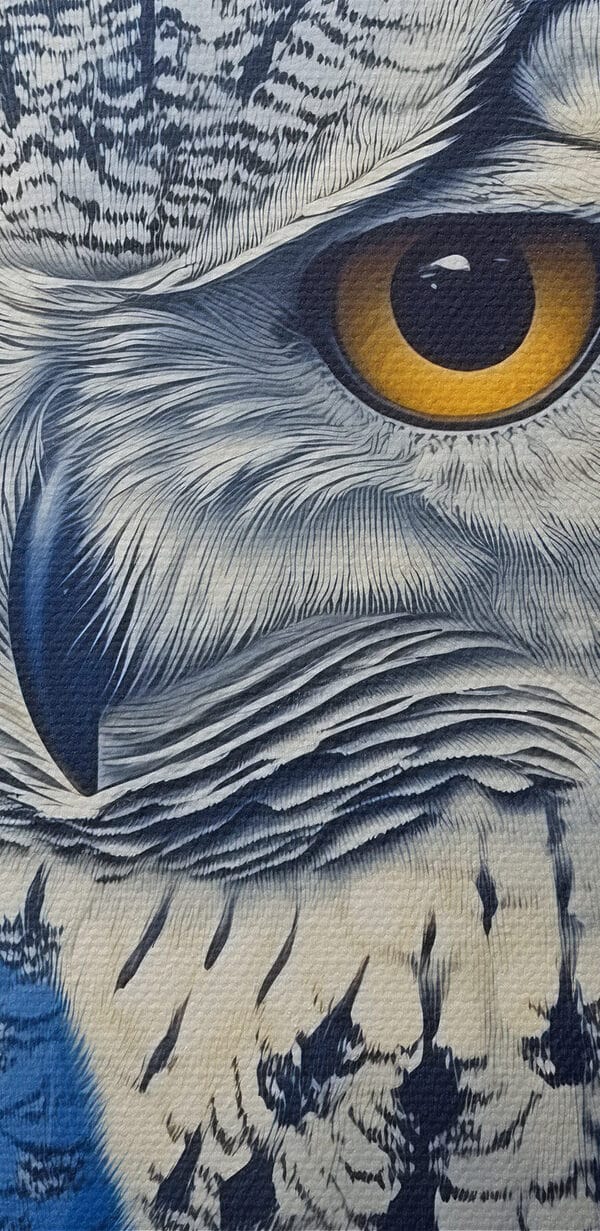 Eine Eule mit gelben Augen Eine Eule mit gelben Augen