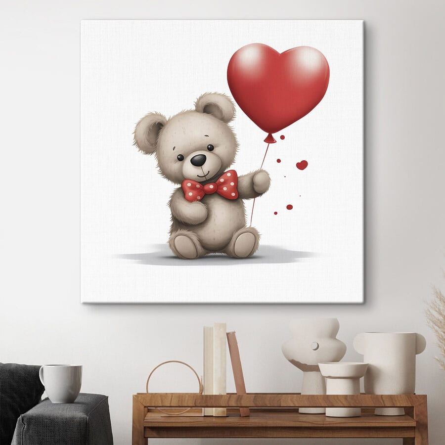 Teddybär hält einen herzförmigen Ballon