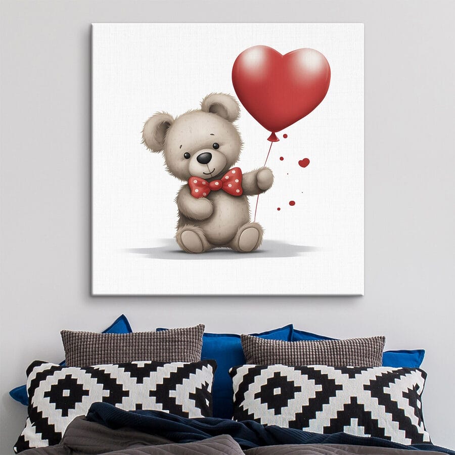 Teddybär hält einen herzförmigen Ballon