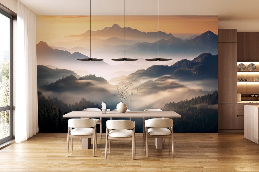 Landschaft mit Bergen, Nebel und Bäumen