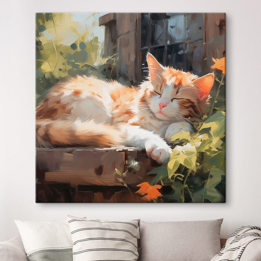 Katze auf einem Sims liegend