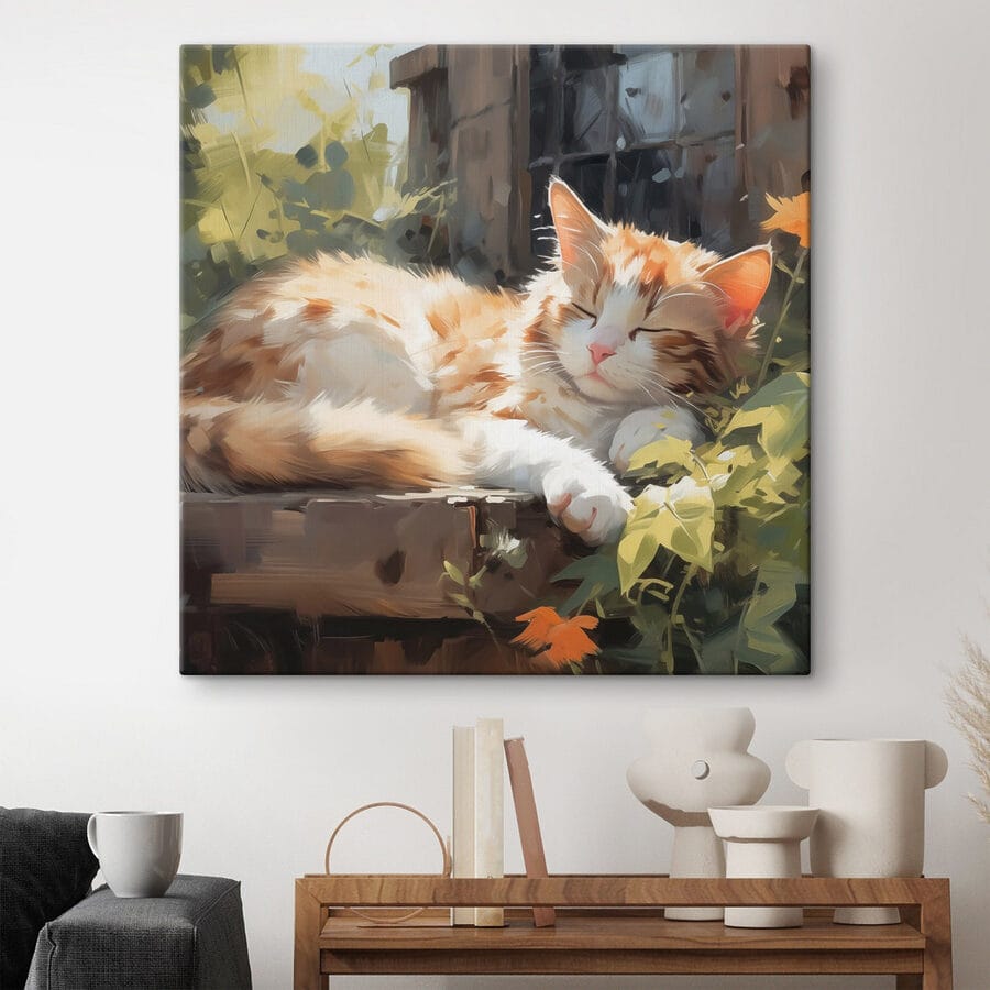 Katze auf einem Sims liegend