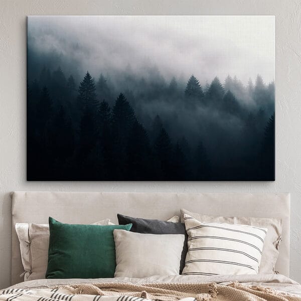Nebliger Wald mit Bäumen Nebliger Wald mit Bäumen
