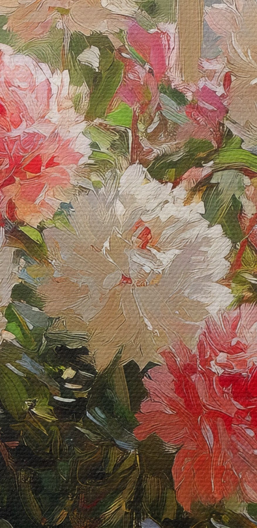 Vase mit Blumen vor einem Fenster