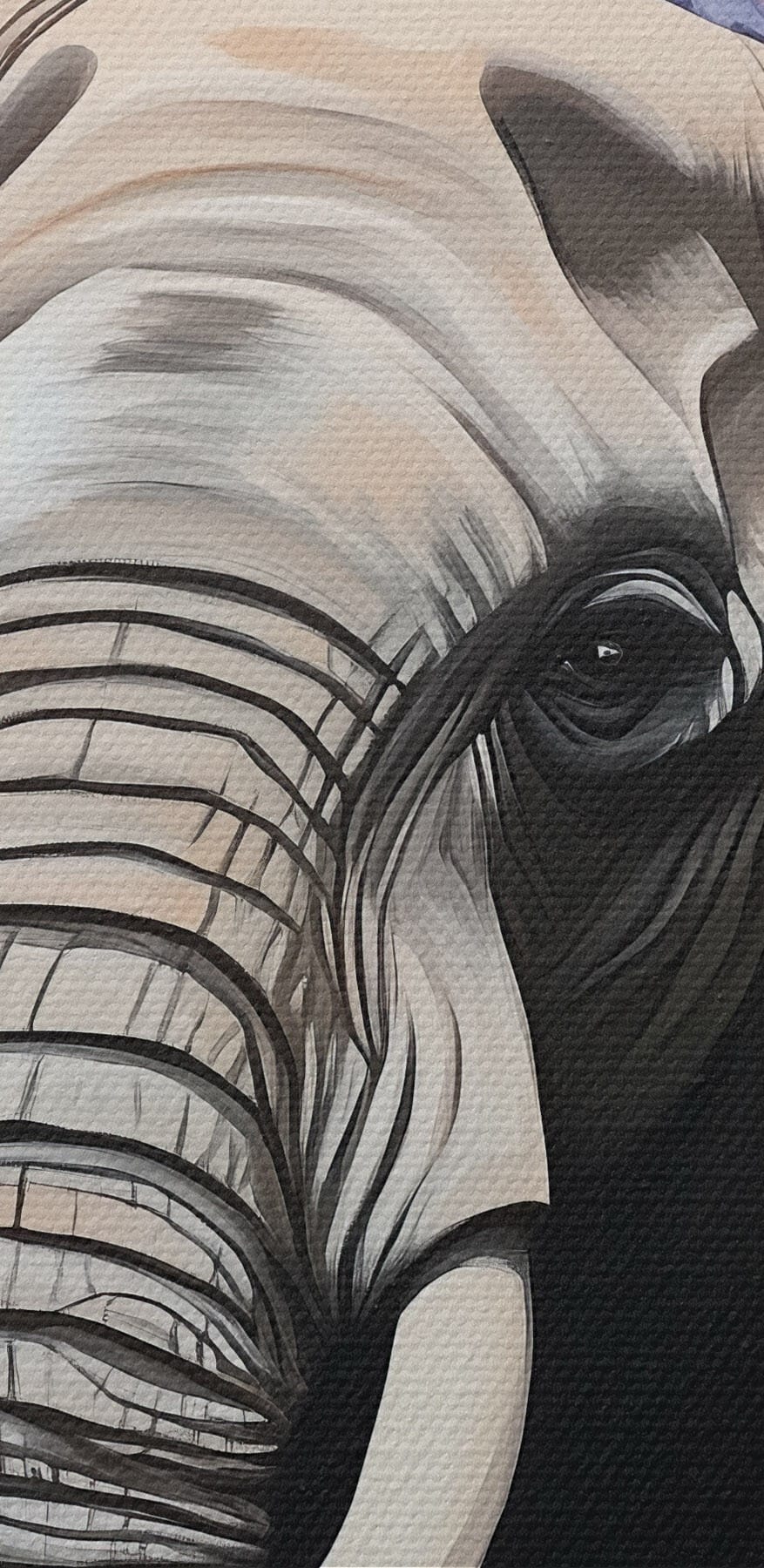 Ein Elefant mit Stoßzähnen in einem Blumengarten