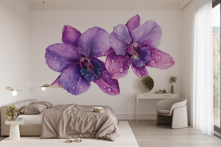 Lila Blumen mit Wassertropfen darauf