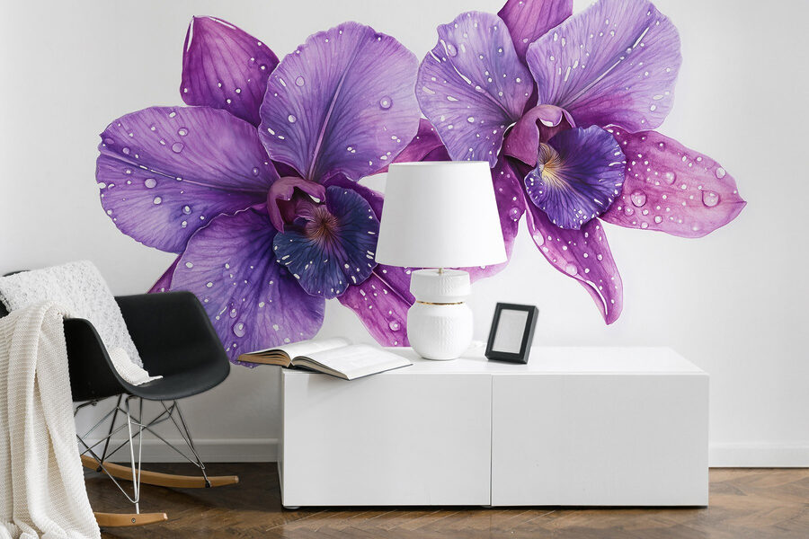 Lila Blumen mit Wassertropfen darauf