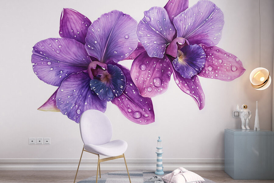 Lila Blumen mit Wassertropfen darauf