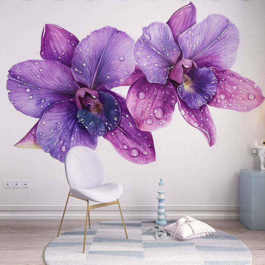 Lila Blumen mit Wassertropfen darauf