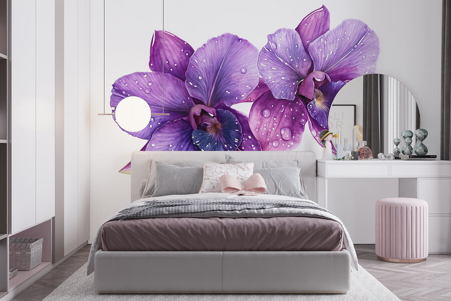 Lila Blumen mit Wassertropfen darauf