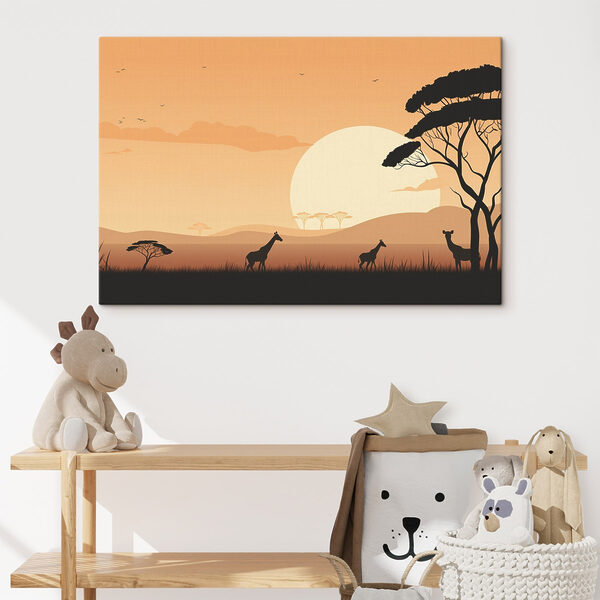 Giraffen in einem grasbewachsenen Feld mit Bäumen und einem Sonnenuntergang Giraffen in einem grasbewachsenen Feld mit Bäumen und einem Sonnenuntergang