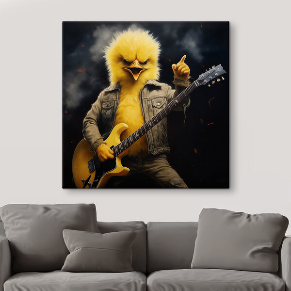 Person im Hühnergewand spielt Gitarre Person im Hühnergewand spielt Gitarre