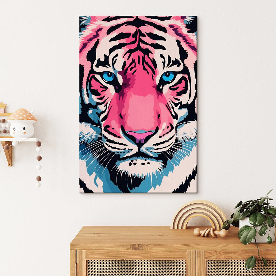 Kühnes Tigerchen mit auffallend blauen Augen. Kühnes Tigerchen mit auffallend blauen Augen.