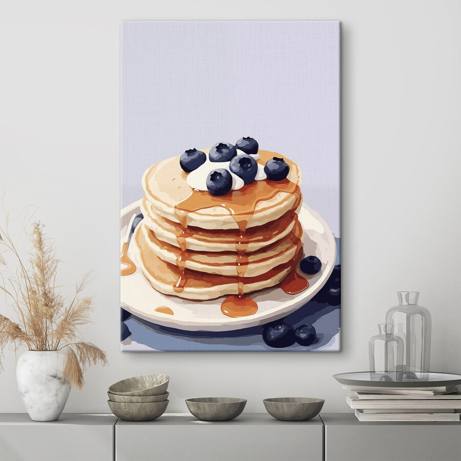 Pfannkuchenstapel mit Blaubeeren und Sirup darauf