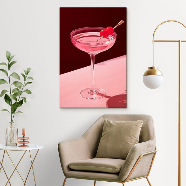 Glas mit rosa Flüssigkeit und zwei Kirschen darauf Glas mit rosa Flüssigkeit und zwei Kirschen darauf