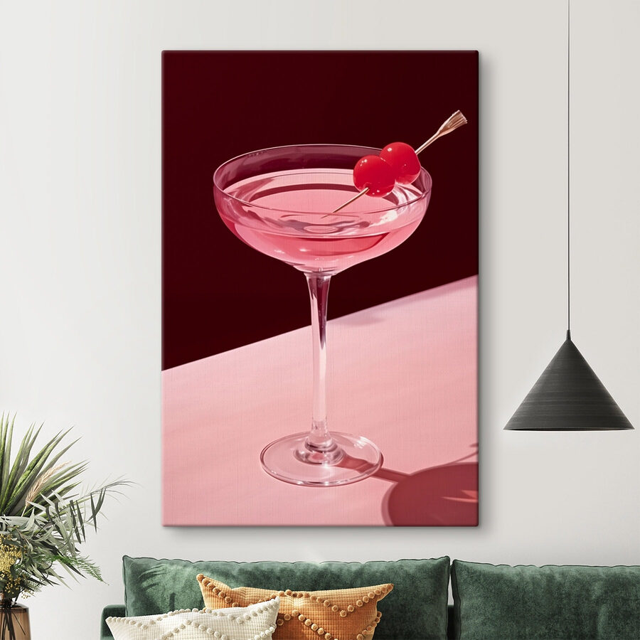 Glas mit rosa Flüssigkeit und zwei Kirschen darauf Glas mit rosa Flüssigkeit und zwei Kirschen darauf