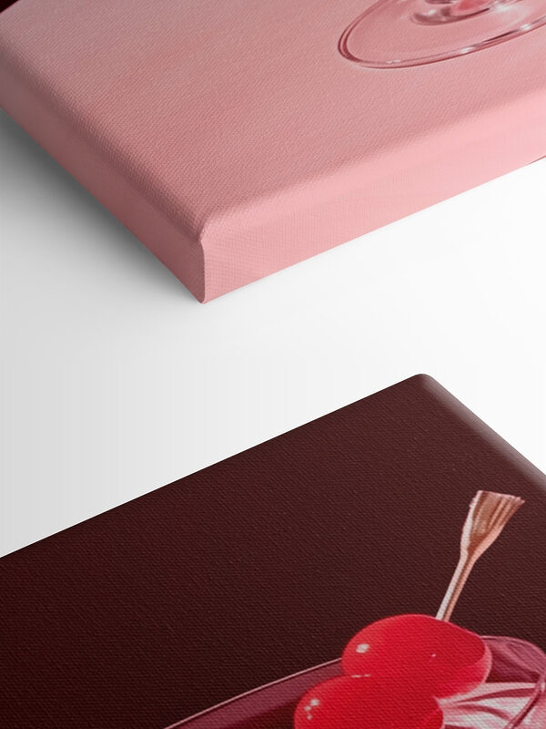 Glas mit rosa Flüssigkeit und zwei Kirschen darauf Glas mit rosa Flüssigkeit und zwei Kirschen darauf