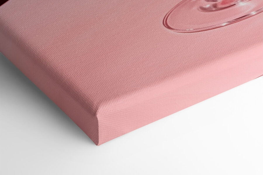 Glas mit rosa Flüssigkeit und zwei Kirschen darauf Glas mit rosa Flüssigkeit und zwei Kirschen darauf