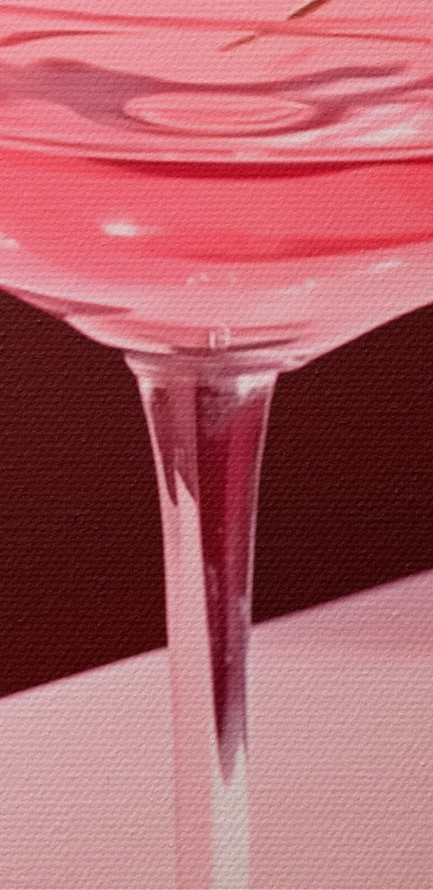 Glas mit rosa Flüssigkeit und zwei Kirschen darauf Glas mit rosa Flüssigkeit und zwei Kirschen darauf