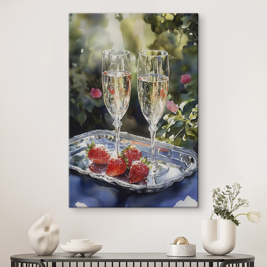 Zwei Gläser Champagner und Erdbeeren auf einem Tablett