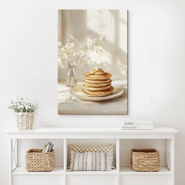 Stapel von Pfannkuchen auf einem Teller neben einer Vase mit Blumen Stapel von Pfannkuchen auf einem Teller neben einer Vase mit Blumen