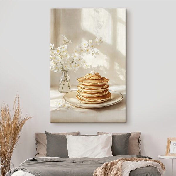 Stapel von Pfannkuchen auf einem Teller neben einer Vase mit Blumen Stapel von Pfannkuchen auf einem Teller neben einer Vase mit Blumen