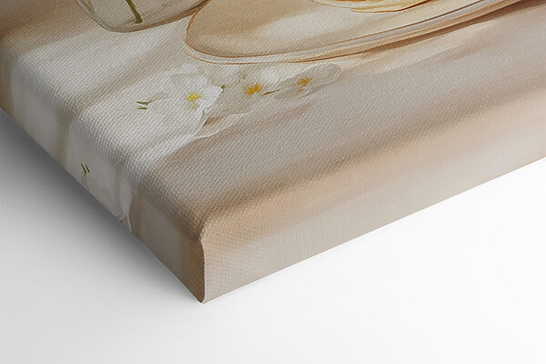 Stapel von Pfannkuchen auf einem Teller neben einer Vase mit Blumen Stapel von Pfannkuchen auf einem Teller neben einer Vase mit Blumen