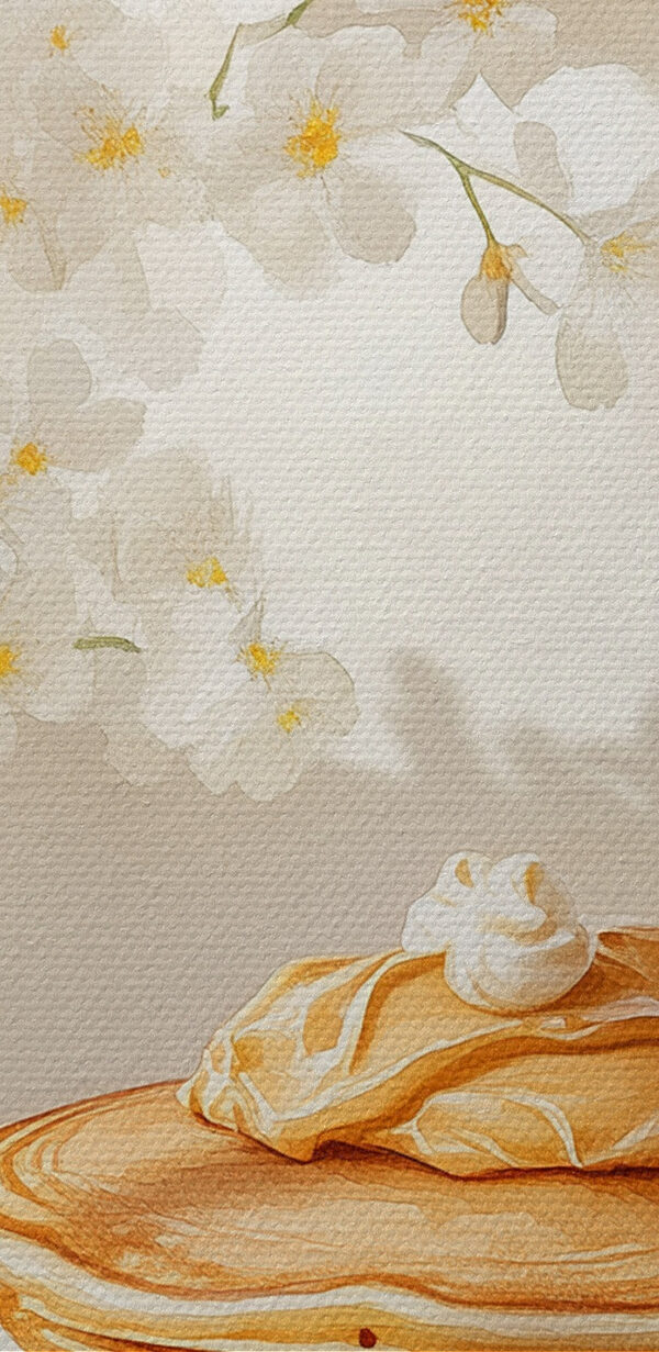 Stapel von Pfannkuchen auf einem Teller neben einer Vase mit Blumen Stapel von Pfannkuchen auf einem Teller neben einer Vase mit Blumen