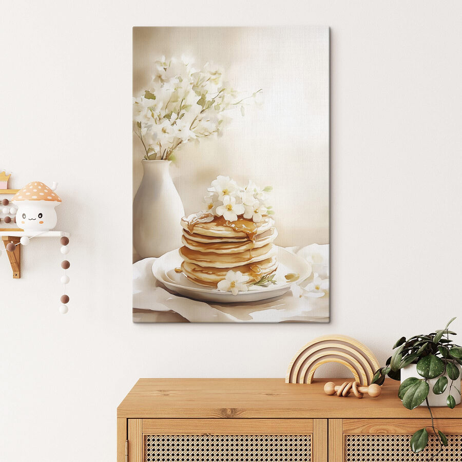 Stapel von Pfannkuchen mit Blumen obenauf
