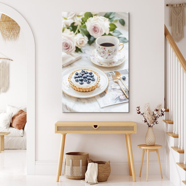 Dessert auf einem Teller mit einer Tasse Kaffee und Blumen Dessert auf einem Teller mit einer Tasse Kaffee und Blumen