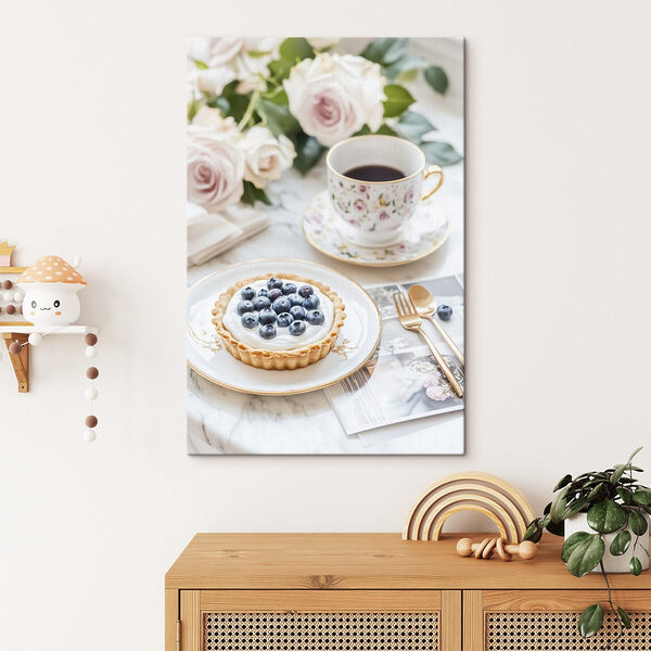 Dessert auf einem Teller mit einer Tasse Kaffee und Blumen Dessert auf einem Teller mit einer Tasse Kaffee und Blumen