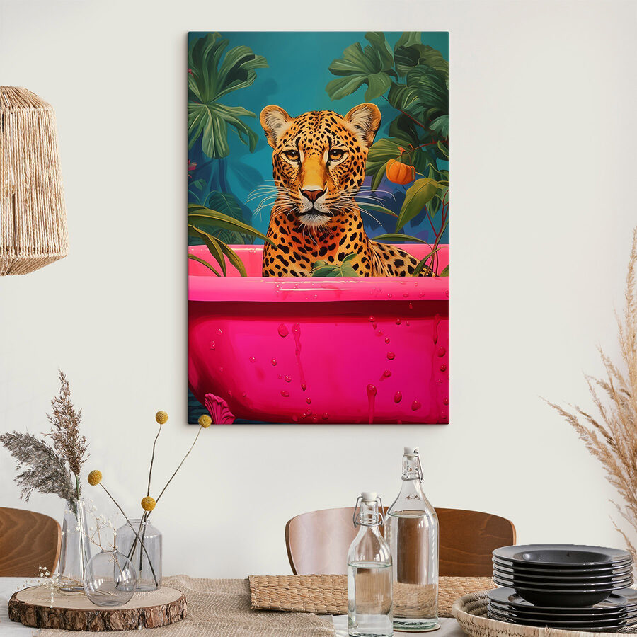 Gepard in einer rosa Wanne mit Pflanzen