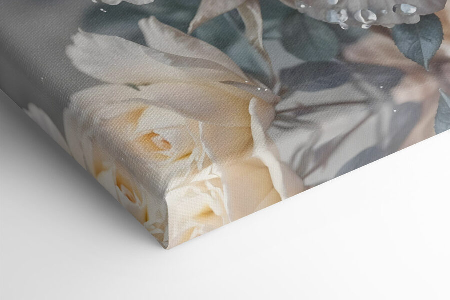 Gruppe von weißen Rosen mit Wassertropfen