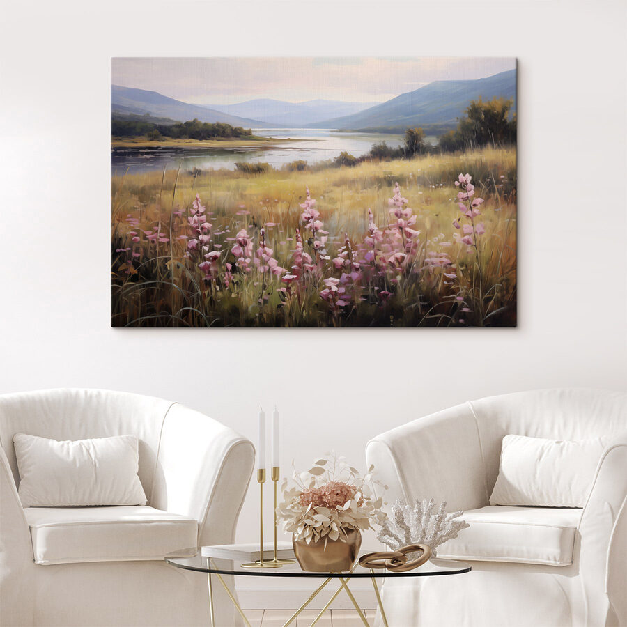 Blumenfeld an einem See