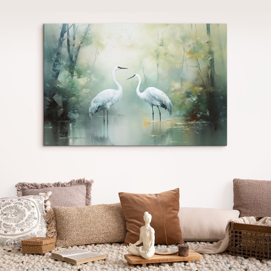 Ein paar weiße Vögel in einem Teich