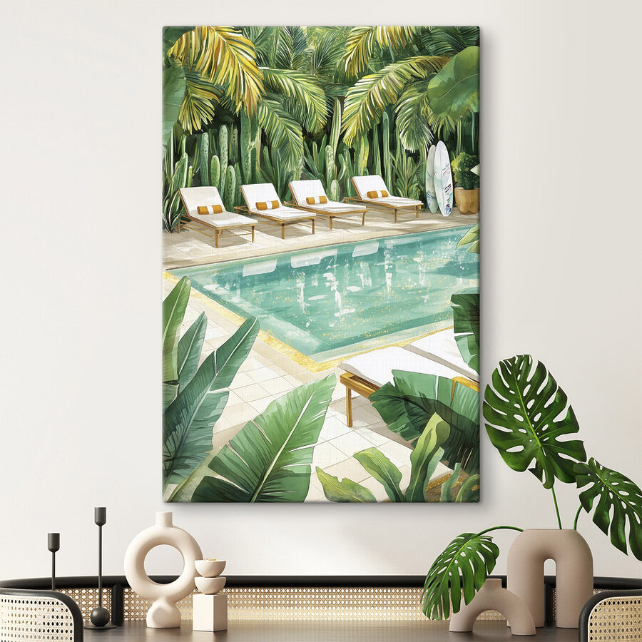 Pool mit Liegestühlen und Surfbrettern