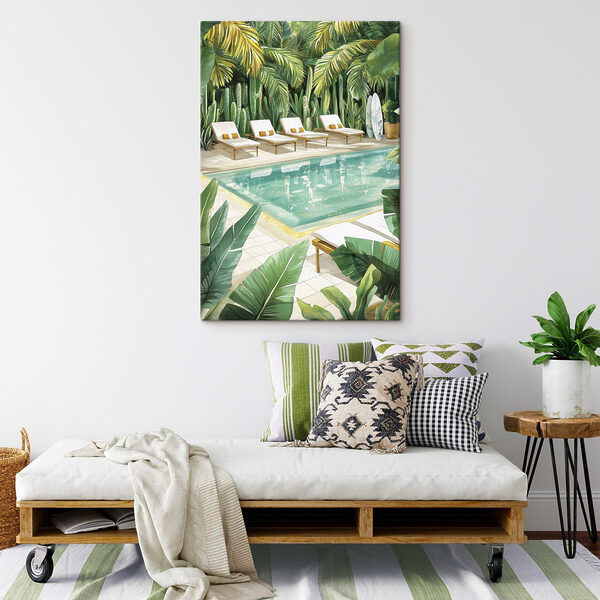 Pool mit Liegestühlen und Surfbrettern Pool mit Liegestühlen und Surfbrettern