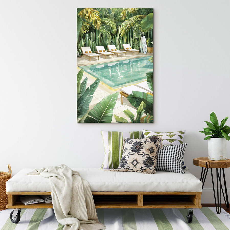 Pool mit Liegestühlen und Surfbrettern