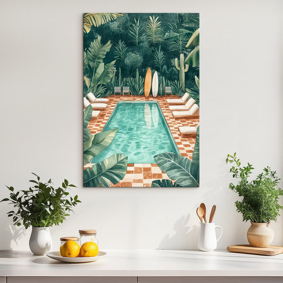 Pool mit Stühlen und Surfbrettern in der Mitte